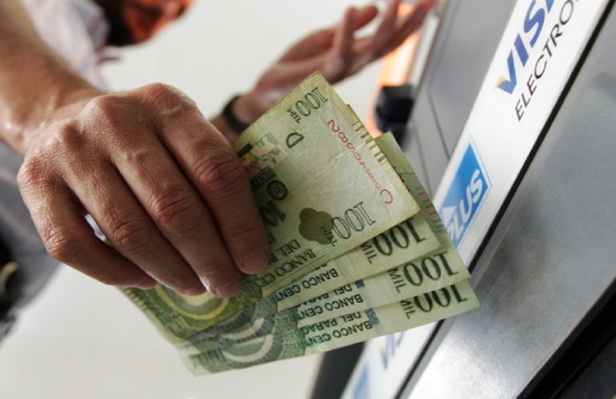 cajero-cobro-pago-efectivo-dinero-billete-768x545